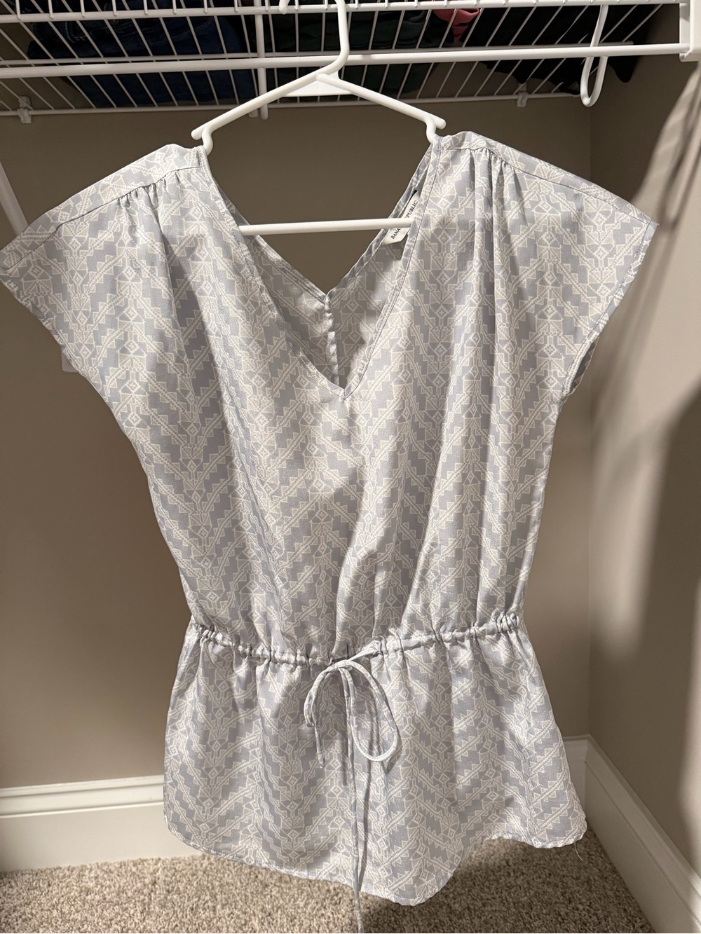 Banana Republic Light Gray Geometric Print Blouse